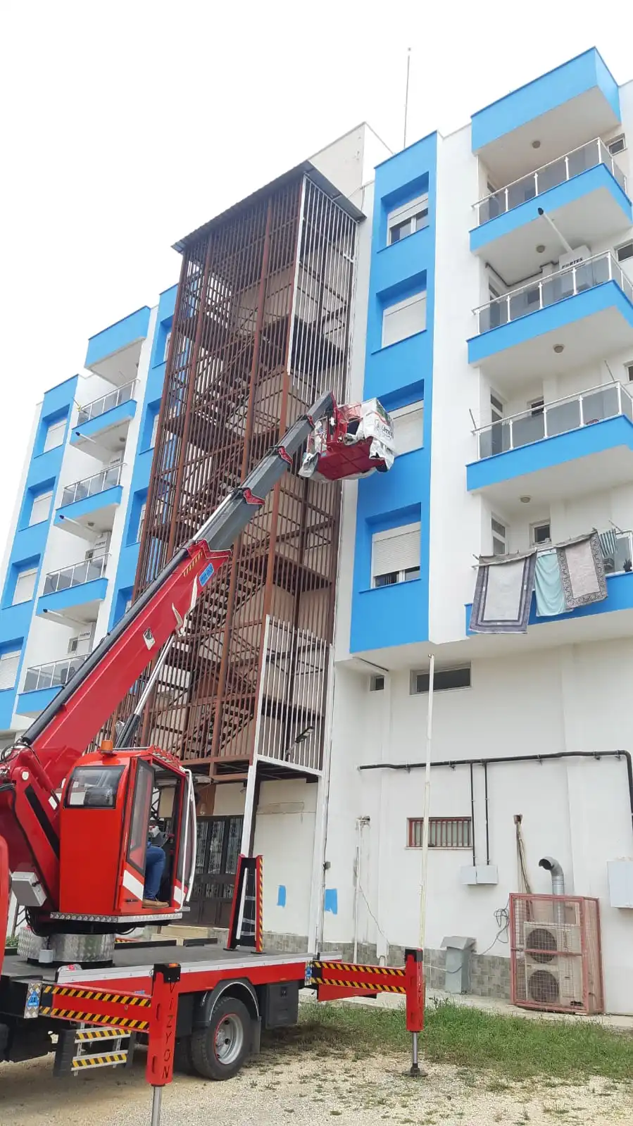 Apartman dış cephe boya — vinçli güvenli uygulama